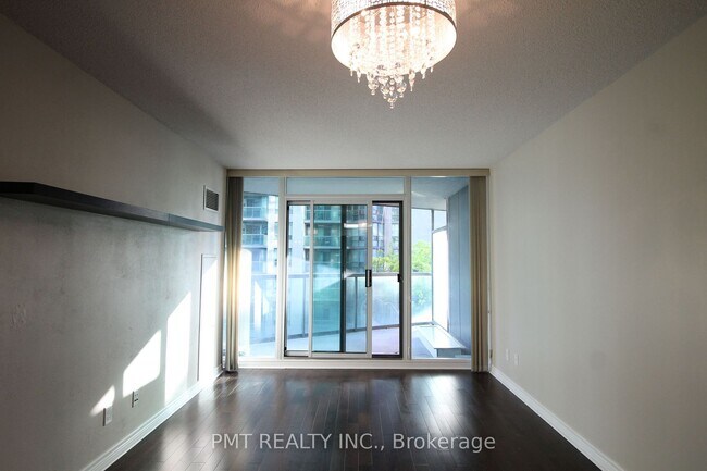 30-830 Grand Trunk Crescent in Toronto, ON - Building Photo - Building Photo