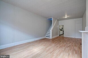 2069 E Monmouth St in Philadelphia, PA - Building Photo