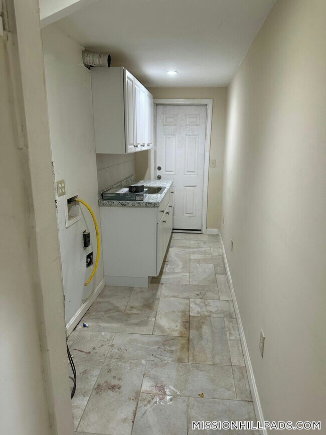 151 Highland St, Unit B in Boston, MA - Building Photo - Building Photo