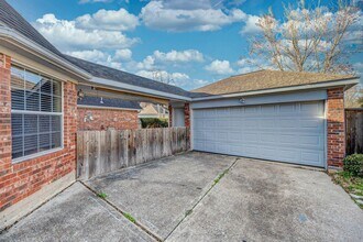 7111 Glenwood Dr in Sugar Land, TX - Building Photo - Building Photo