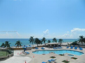 17555 Collins Ave in Sunny Isles Beach, FL - Building Photo - Building Photo