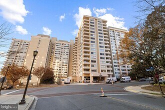 5500 Friendship Blvd in Chevy Chase, MD - Foto de edificio - Building Photo