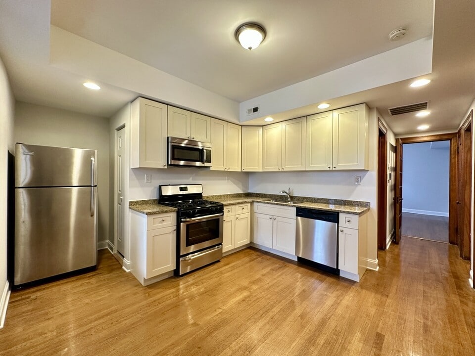 3050 N Milwaukee Ave, Unit 3C in Chicago, IL - Foto de edificio