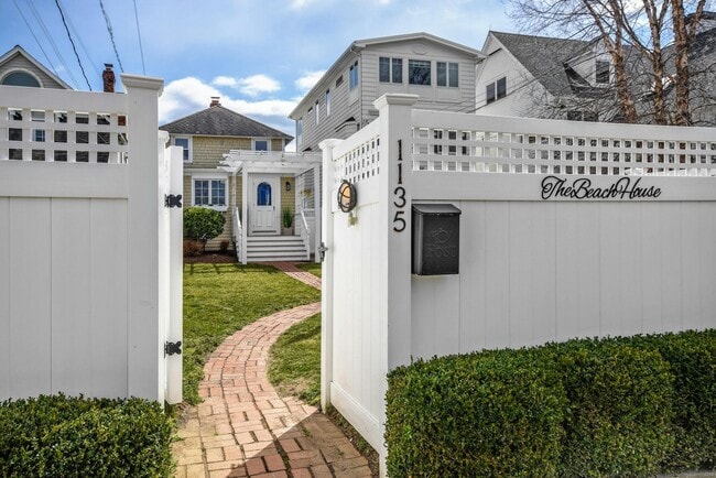 1135 Fairfield Beach Rd in Fairfield, CT - Building Photo - Building Photo