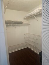 19555 E Country Club Dr in Miami, FL - Building Photo - Building Photo