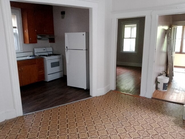 26 Caroline Ave, Unit NO FEE - 2nd Floor