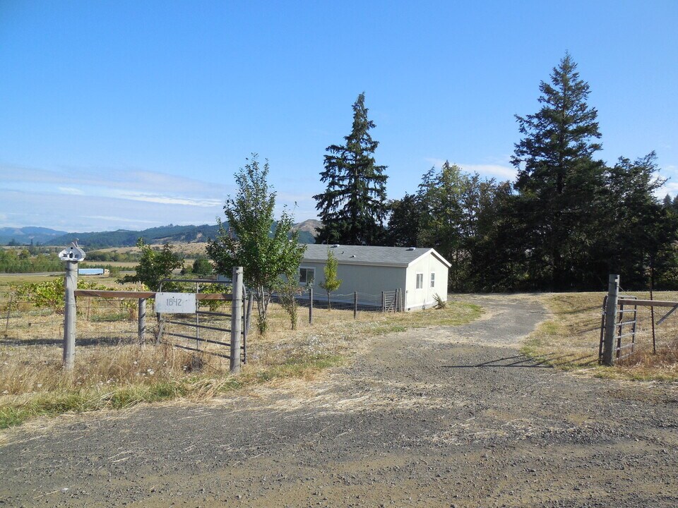 1842 Wilson Rd in Yoncalla, OR - Building Photo