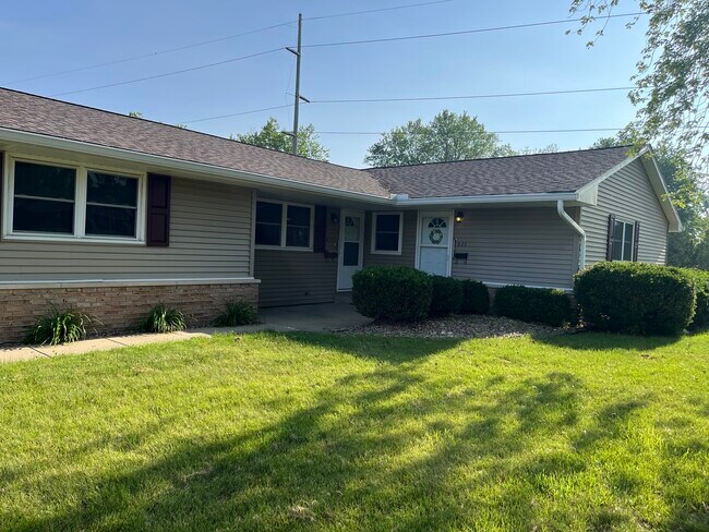 823 W Teton Dr, Unit 823 Teton in Peoria, IL - Building Photo - Building Photo