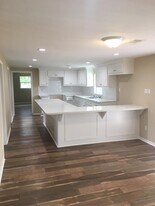 412 Stowell St in Anahuac, TX - Building Photo