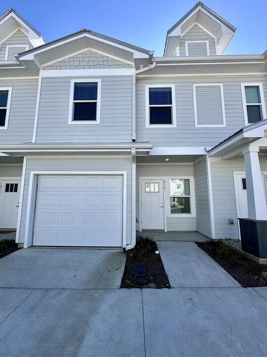 215 Date Palm Ln in Freeport, FL - Building Photo