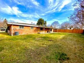 6221 Edgewater Dr in Boise, ID - Foto de edificio - Building Photo