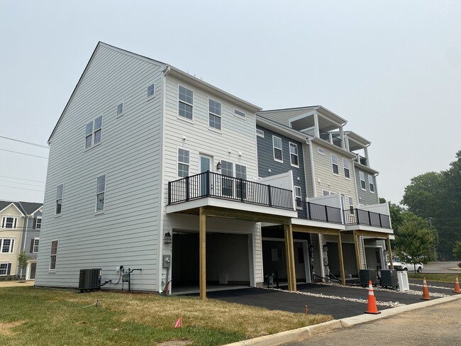 2217 Brindle Ln in Charlottesville, VA - Foto de edificio - Building Photo