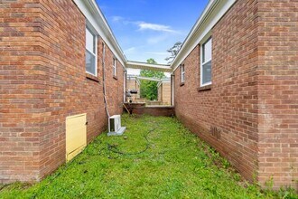 Helena Apartments in Charlotte, NC - Building Photo - Building Photo