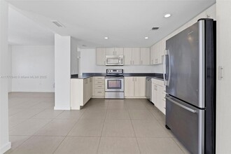 910 West Ave, Unit 1138 in Miami Beach, FL - Foto de edificio - Building Photo