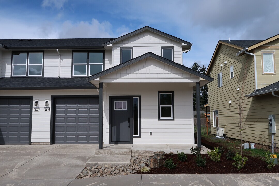 360 Seven Oaks Ln in Lebanon, OR - Foto de edificio