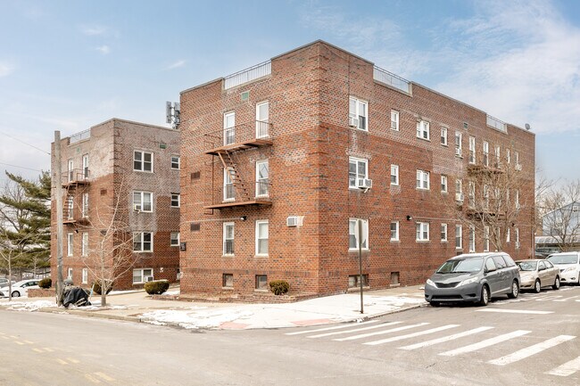 13301 Booth Memorial Ave in Flushing, NY - Building Photo - Building Photo