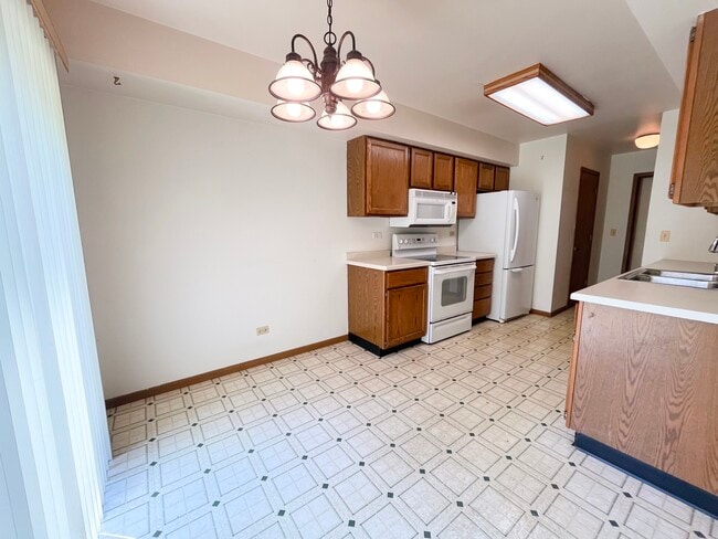 1005 Greenwood Cir in Woodstock, IL - Building Photo - Building Photo