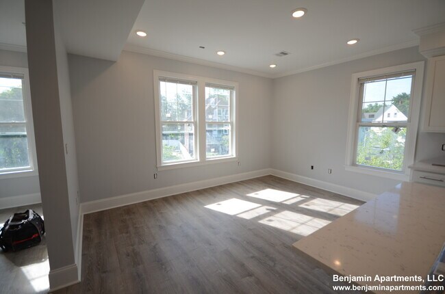 134 Franklin St, Unit 3 in Boston, MA - Building Photo - Building Photo