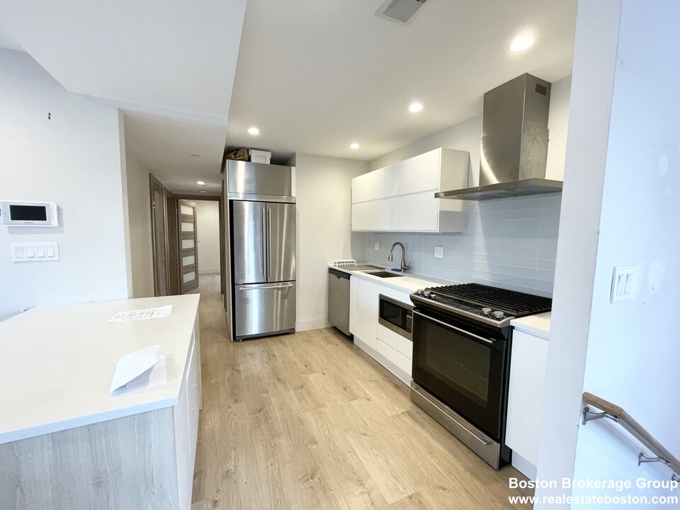 118 Buttonwood St, Unit #3 in Boston, MA - Building Photo