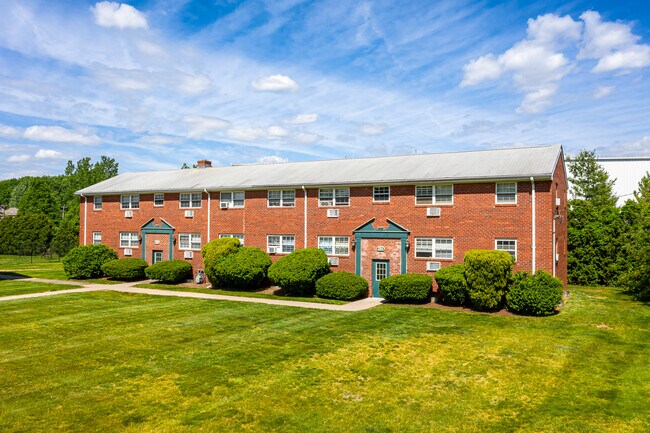 Bradford Commons in Newington, CT - Building Photo - Building Photo