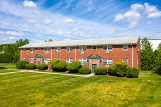 Bradford Commons in Newington, CT - Foto de edificio - Building Photo