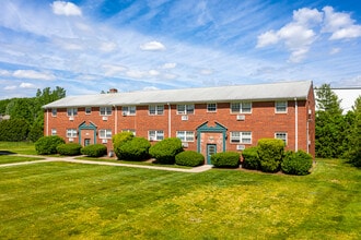 Bradford Commons in Newington, CT - Building Photo - Building Photo