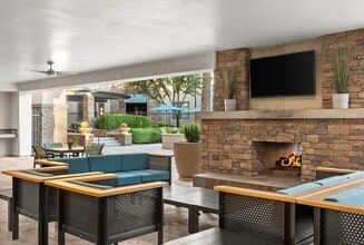Redstone at  San Tan Village in Gilbert, AZ - Foto de edificio - Building Photo