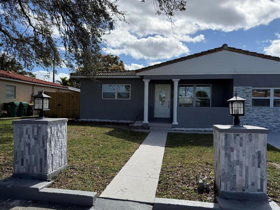 214 SE 3rd Ter in Dania Beach, FL - Foto de edificio