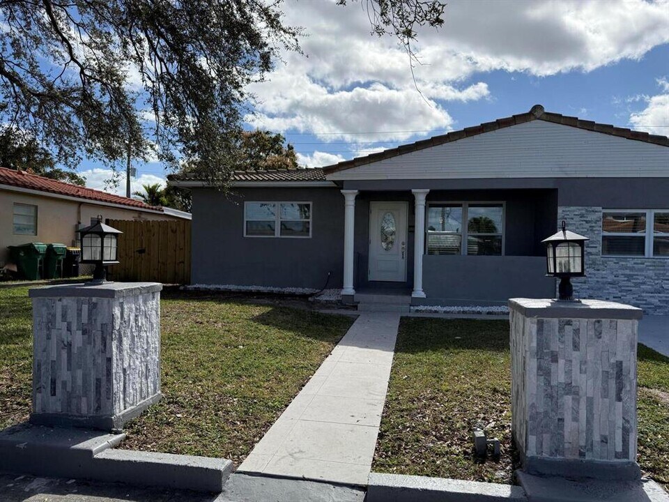 214 SE 3rd Ter in Dania Beach, FL - Building Photo