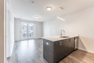 1325 N Wells St, Unit 201 in Chicago, IL - Building Photo - Building Photo