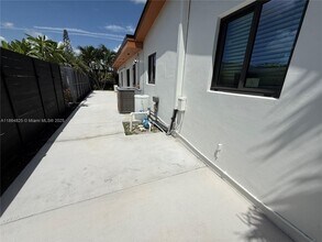 16800 NW 72nd Ct in Hialeah, FL - Building Photo - Building Photo