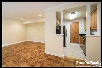 35 Gerry Rd, Unit #2STD in Chestnut Hill, MA - Foto de edificio - Building Photo