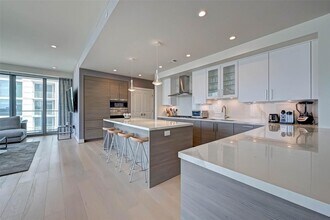 2047 Westcreek Ln, Unit 1101 in Houston, TX - Foto de edificio - Building Photo