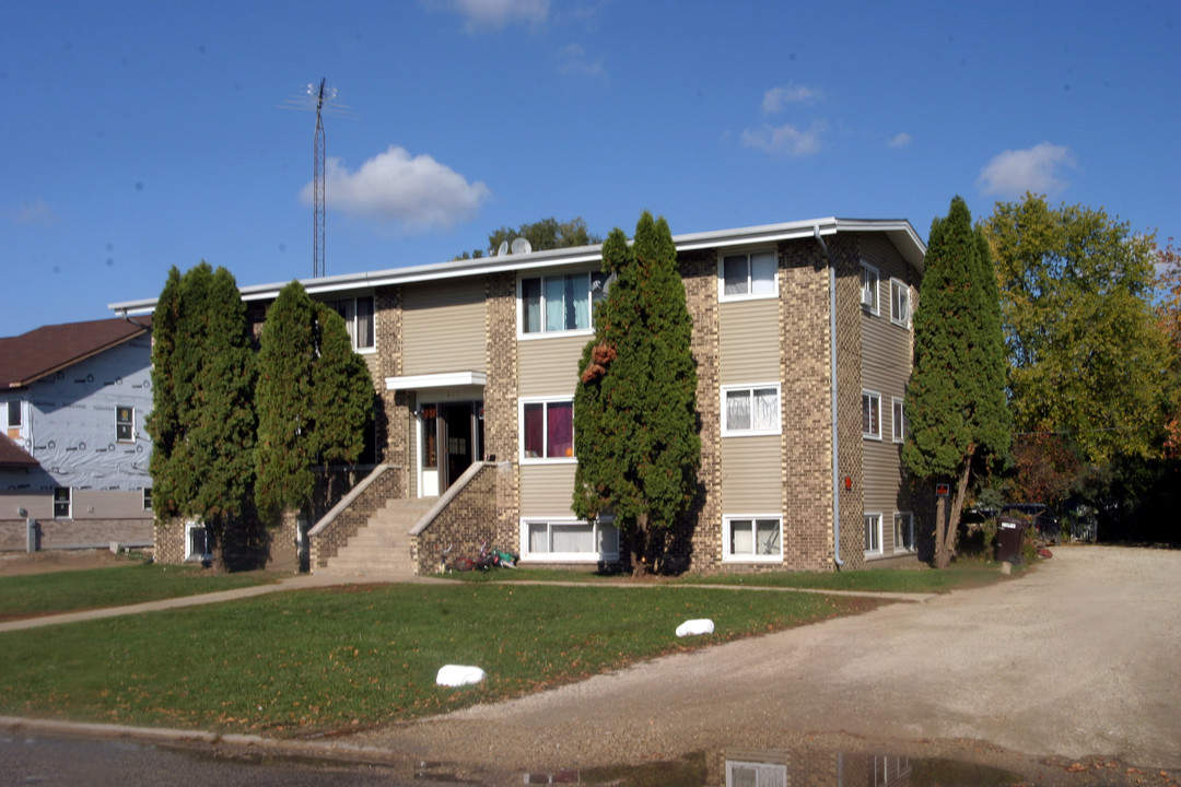 207 Admiral Dr in Harvard, IL - Foto de edificio