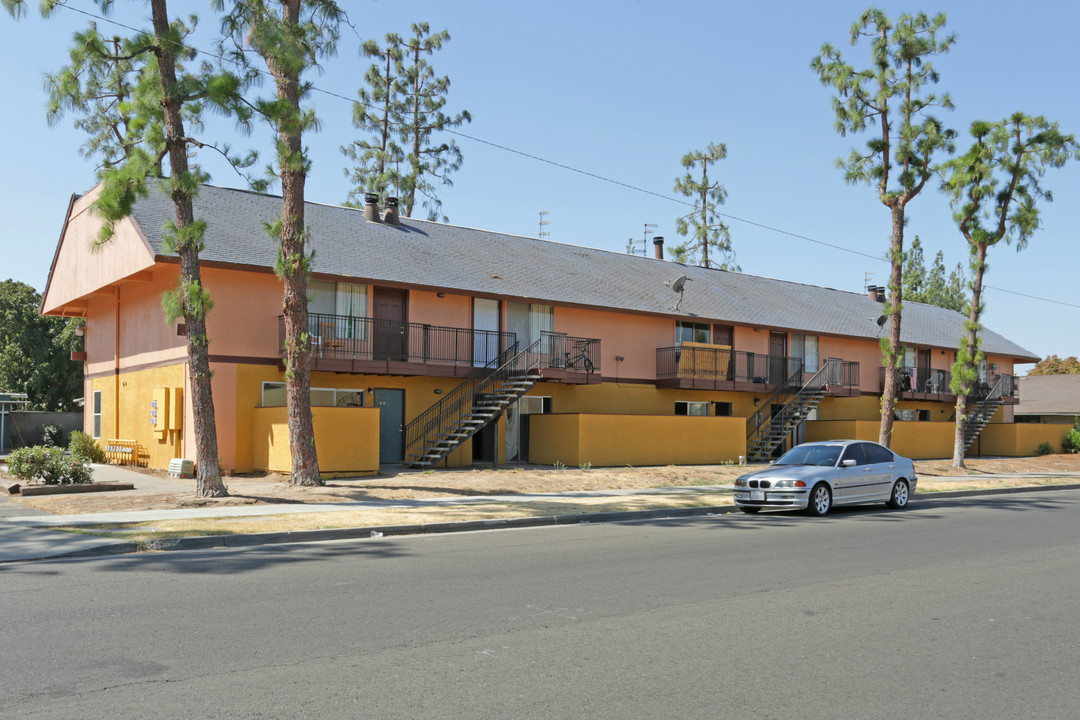 Campus Chalet in Fresno, CA - Foto de edificio