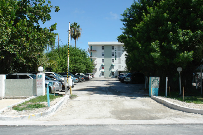 Island Apartments in Miami Beach, FL - Foto de edificio - Building Photo