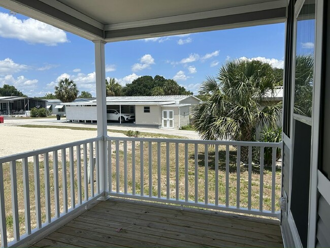 13124 Lemon Ave in Grand Island, FL - Foto de edificio - Building Photo