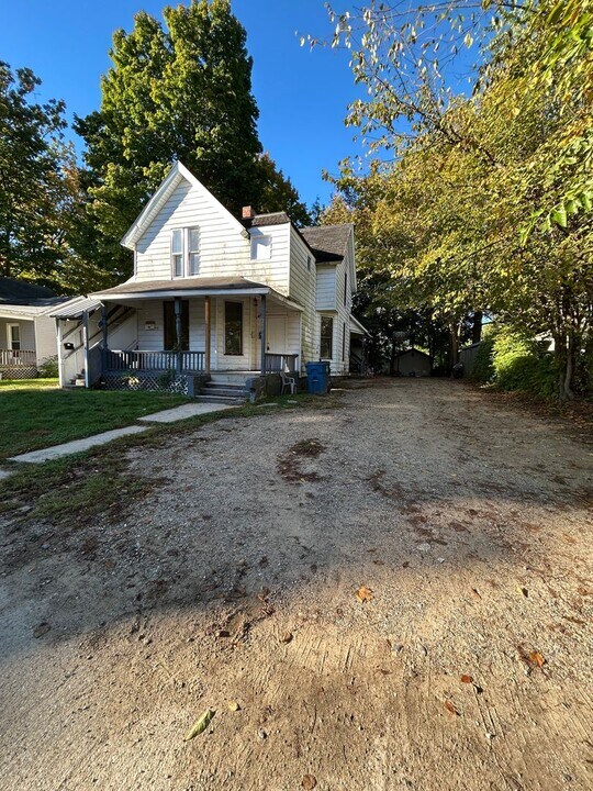 210 S 4th St in Niles, MI - Building Photo