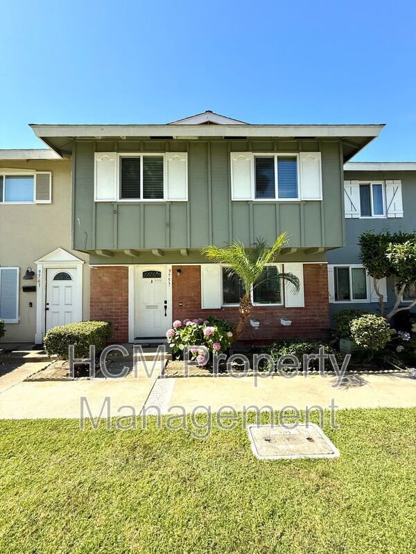 9757 Cornwall Dr in Huntington Beach, CA - Foto de edificio - Building Photo