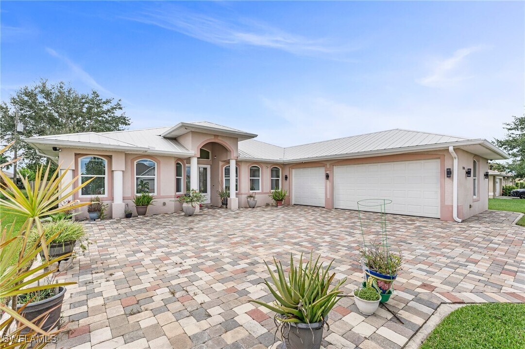 2416 SE 8th Ave in Cape Coral, FL - Building Photo