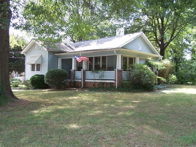 property at 620 N Peace Haven Rd