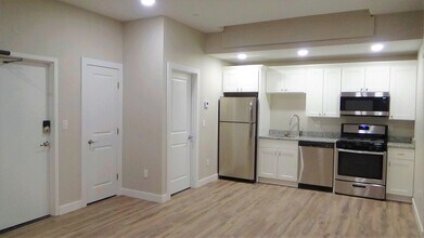 62 Lowell St in Manchester, NH - Foto de edificio - Building Photo