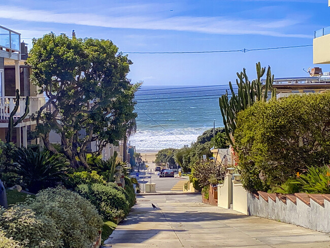 2516 Alma Ave in Manhattan Beach, CA - Foto de edificio - Building Photo