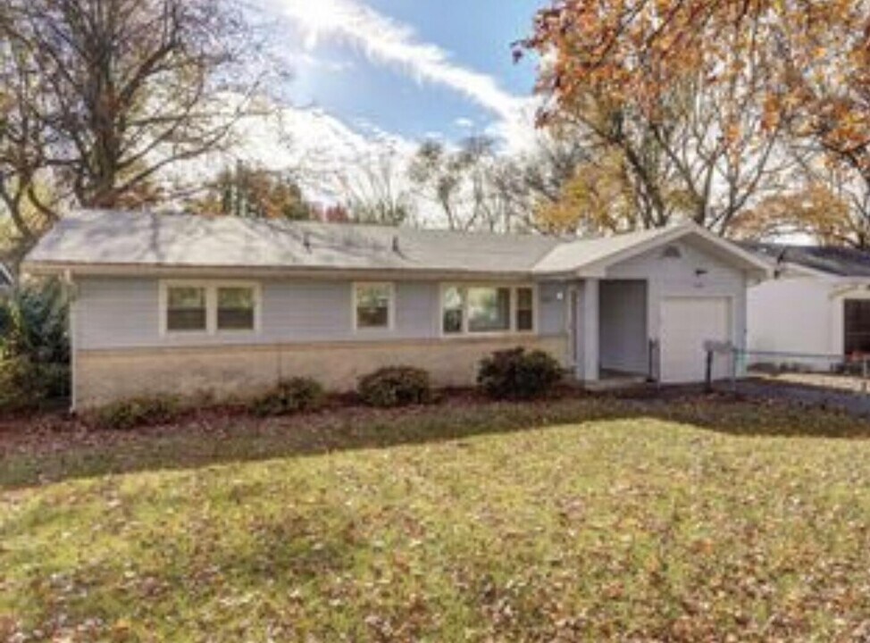 1472 E Berkeley St in Springfield, MO - Building Photo