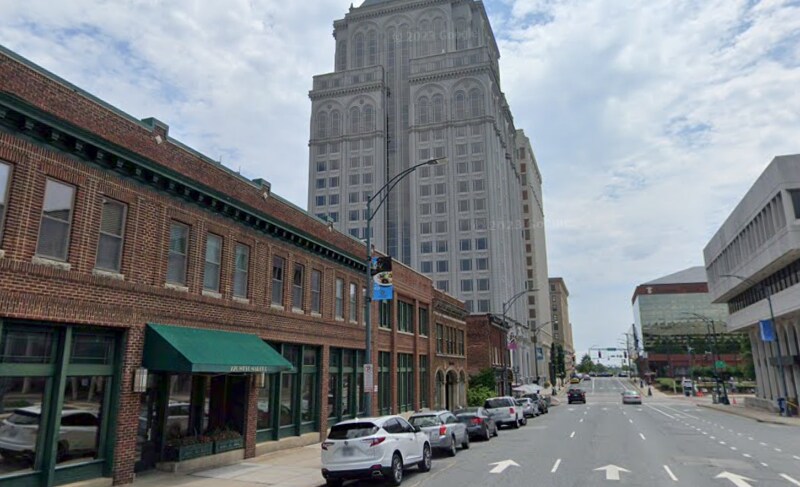 220 W Market St in Greensboro, NC - Building Photo