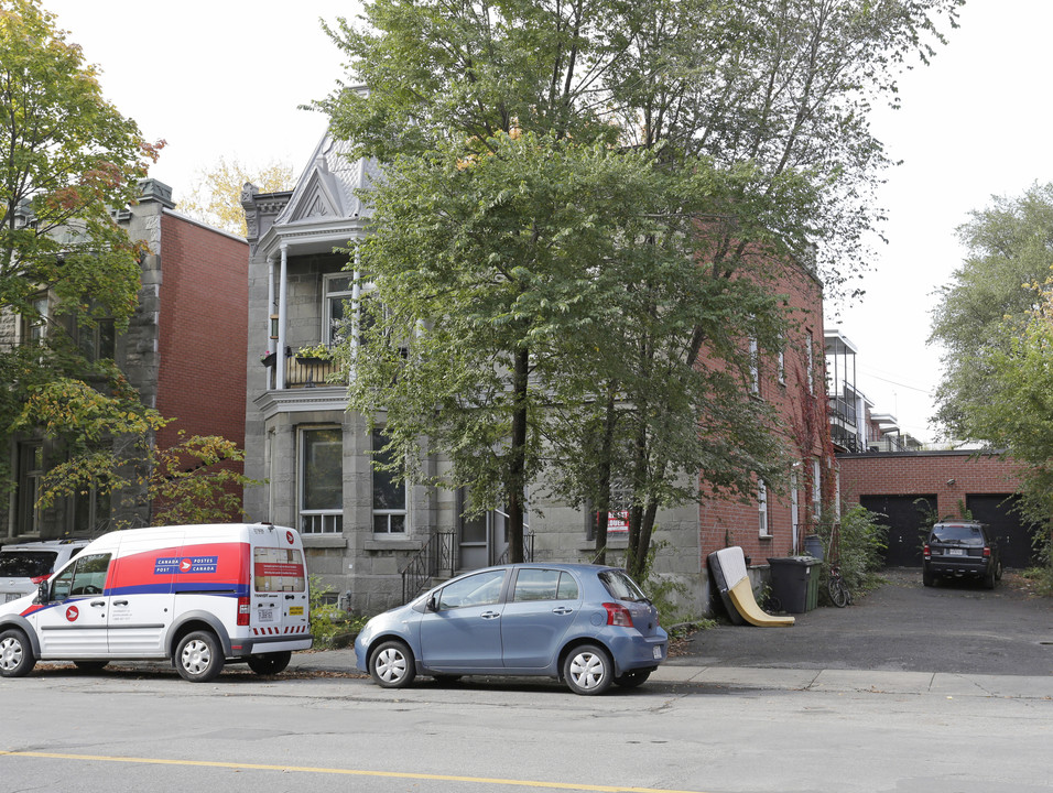 4961 E Sainte-Catherine E in Montréal, QC - Building Photo