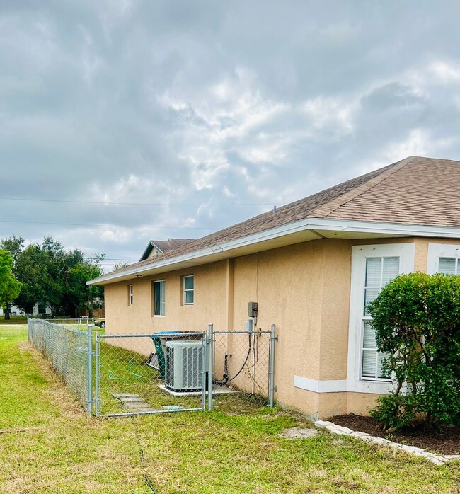 1005-1007 Country Club Blvd in Cape Coral, FL - Foto de edificio - Building Photo