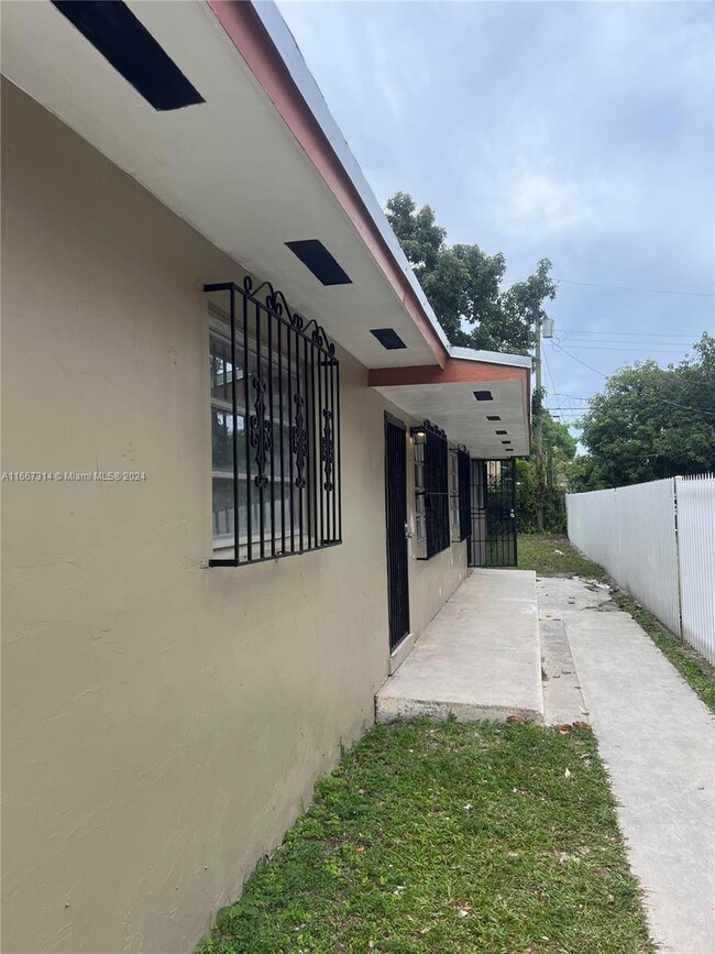 6945 NW 3rd Ave in Miami, FL - Building Photo - Building Photo