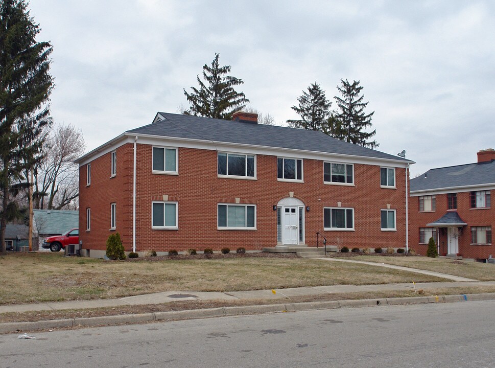 2571 Hilton Dr in Dayton, OH - Foto de edificio