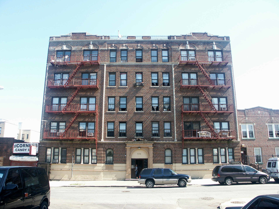 Crescent Court in Bronx, NY - Building Photo